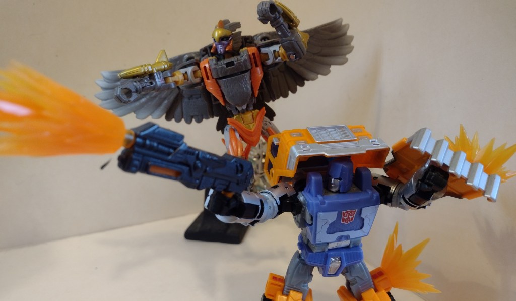 Hasbro Figure Review – Transformers War for Cybertron: Kingdom Deluxe Huffer and&nbsp;Airazor